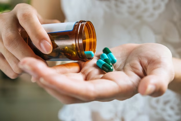 Imagem de mulher preparando medicações para tomar.