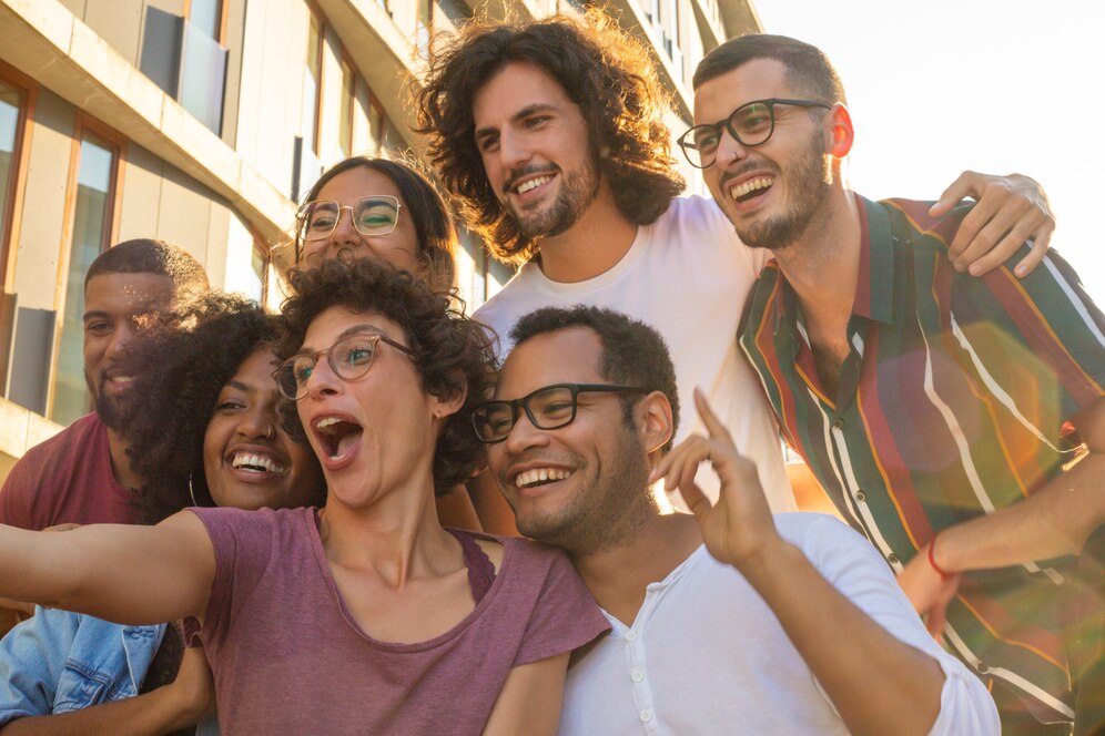 Grupo de amigos jovens adultos interagindo em uma foto.