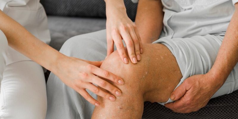 Médico examinando paciente com problemas nos ossos.