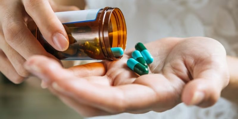 Imagem de mulher preparando medicações para tomar. Imagem de mulher preparando medicações para tomar.