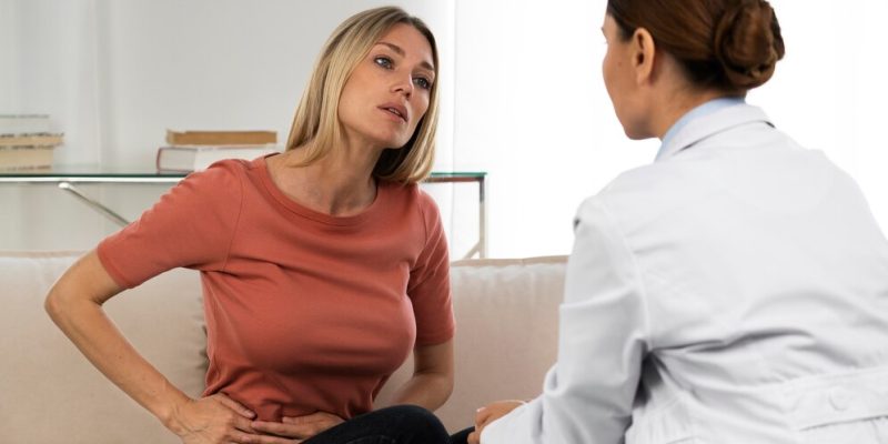 Imagem de paciente descrevendo suas dores para médica.
